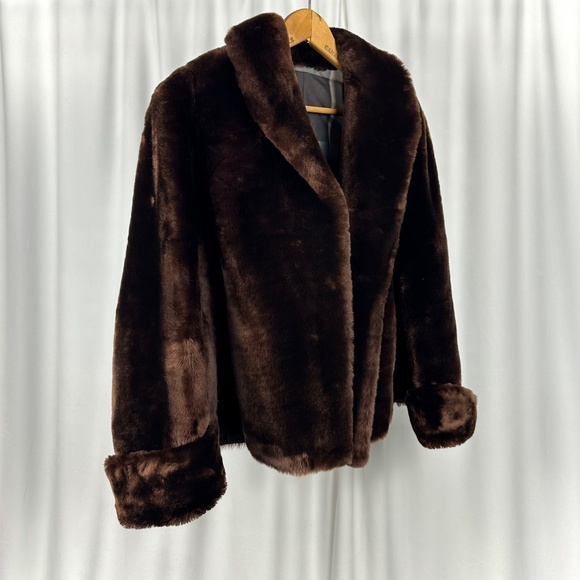 Vintage 1960’s Short Beaver Shearling Fur Coat in Dark Chocolate Brown • Medium - Picture 8 of 15